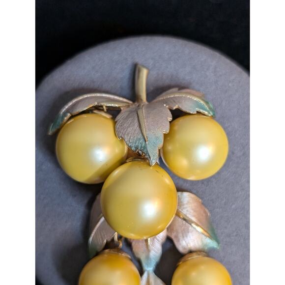 Vintage Rare LISA SCHALLERT Golden Faux Pearl Nouveau Articulated Grapes Brooch - Picture 2 of 12
